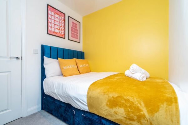 Blue Modern 2 Bed City Centre 12
