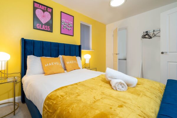 Blue Modern 2 Bed City Centre 2