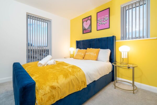 Blue Modern 2 Bed City Centre 23