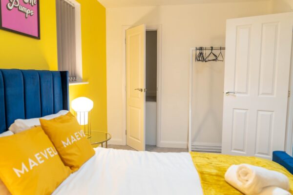 Blue Modern 2 Bed City Centre 8