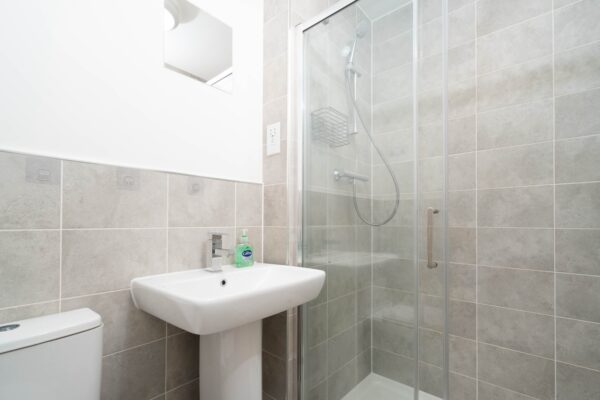 Blue Modern 2 Bed City Centre 16