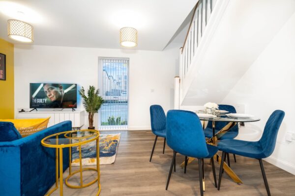 Blue Modern 2 Bed City Centre 18